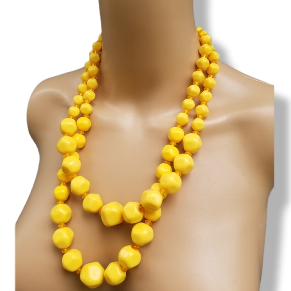 VINTAGE MID CENTURY MODERN BUTTERSCOTCH YELLOW ACRYLIC BEAD LAYERED NECKLACE - Picture 2 of 8